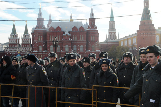 Московские власти. Полицейский площадь революции Москва. Москва готовится революция. Полиция площадь революции. Манежка в день выборов.