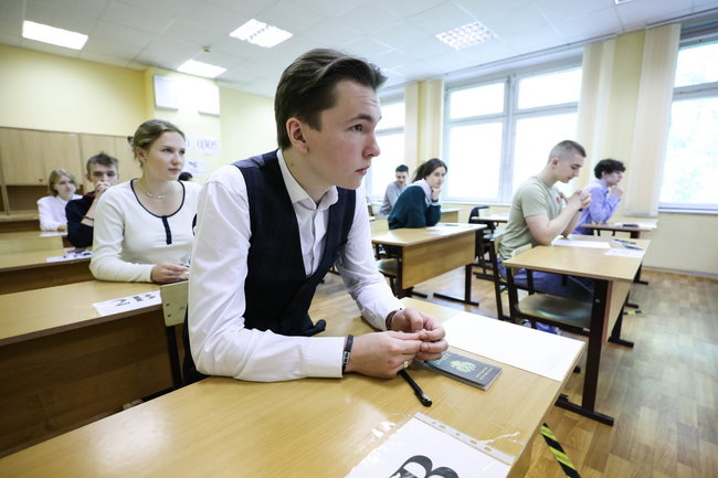 Госдума сократила учебный год для учеников выпускных классов