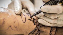 Россиянам назвали модные татуировки в 2024 году