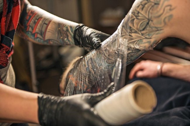 В каких сферах россиянам без татуировок сложно найти работу — HR-эксперт