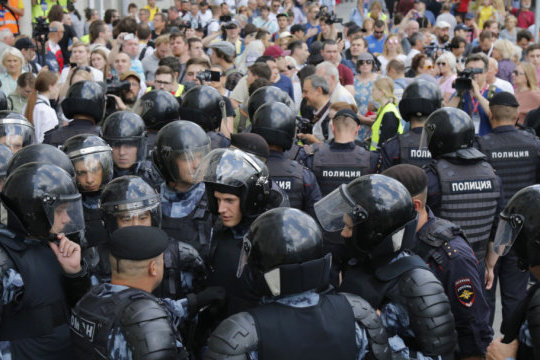 Большинство россиян поддержало разгон митинга 27 июля – ВЦИОМ