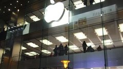 Apple обвинили в продаже «сырых» продуктов