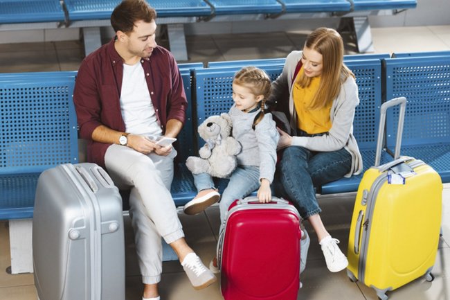 дети ребенок семья родители путешествие туризм туристы аэропорт авиарейс самолет
