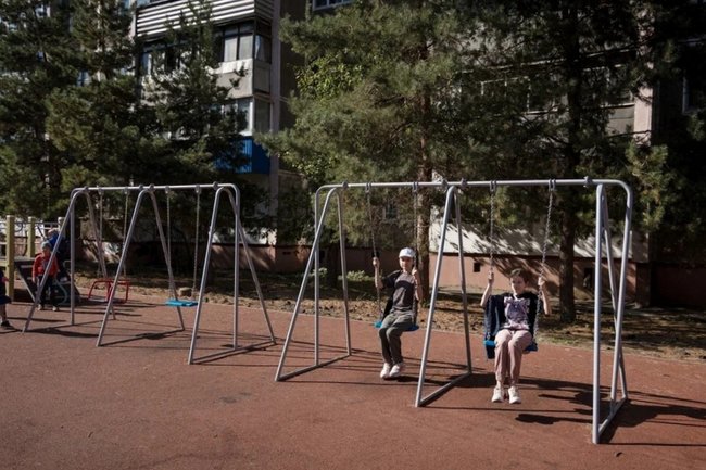 В Курске на улице Герцена в рамках проекта «Народный бюджет» установили новую детскую площадку