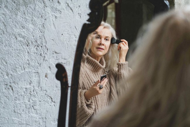 пенсия пенсионер пенсионерка предпенсионер старость пожилая женщина возраст зеркало красота макияж
