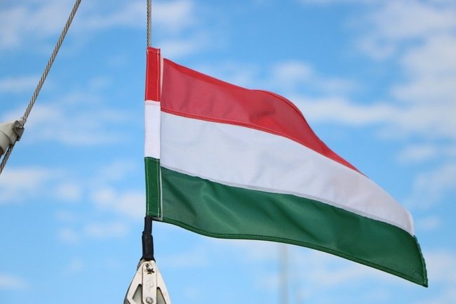 В Еврокомиссии потребовали разъяснений от Венгрии по упрощенному въезду для россиян