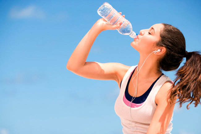 Польза воды по утрам: 5 причин, почему полезно пить воду утром