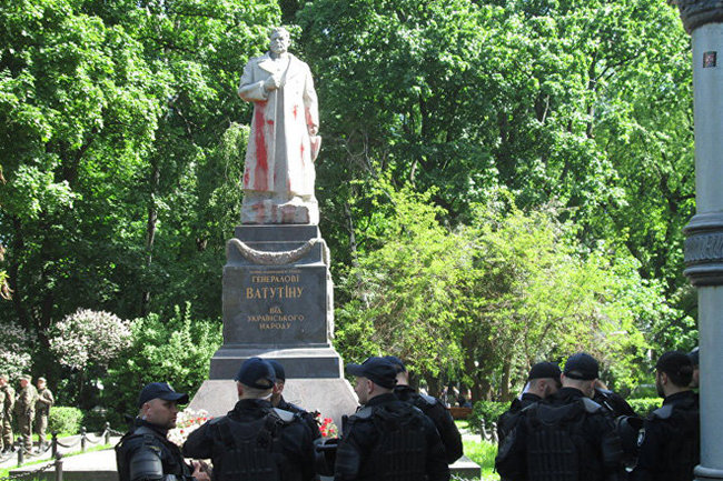 В Киеве попытались снести памятник советскому генералу Ватутину