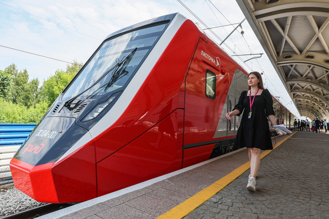 Посадочных мест стало больше: в РФ представили полностью российский поезд «Ласточка»