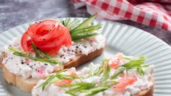 Измельчаем крабовые палочки — и вкуснейший паштет готов: красная икра и рядом не стояла