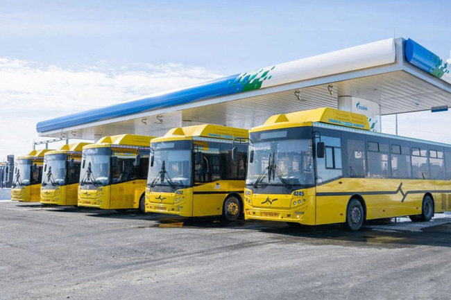В Салехард поступили семь новеньких брендированных автобусов