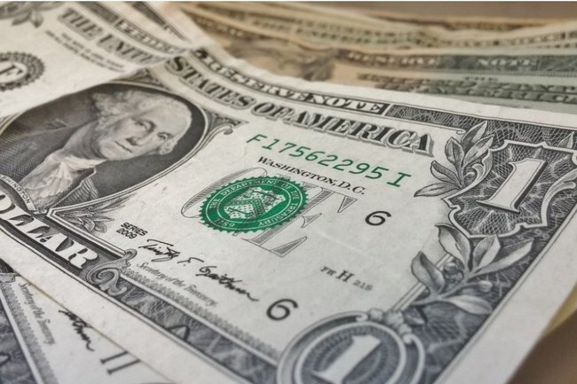 Ажиотаж вокруг доллара: как не стать жертвой обменников и «менял» на фоне санкций
