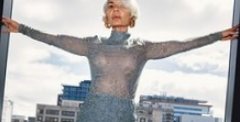 59-летняя блогерша надела прозрачное платье без бюстгальтера на съемках для журнала