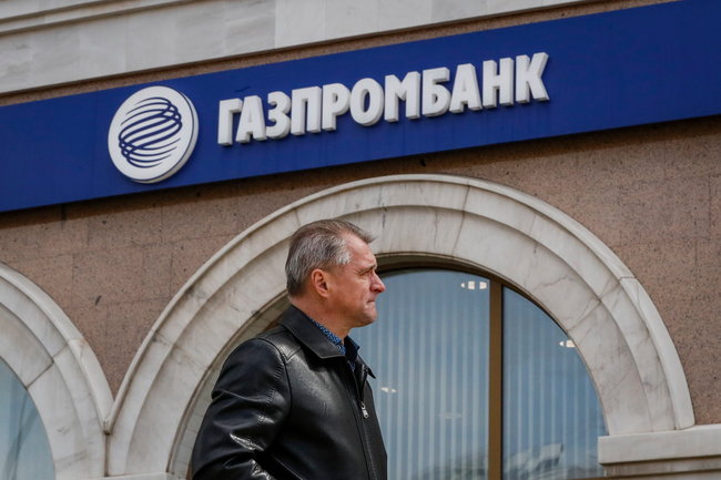 Газпромбанк предупредил клиентов о прекращении трансграничных переводов в долларах