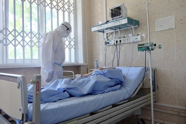 Растет число инфицированных «стелс-омикроном» врачей