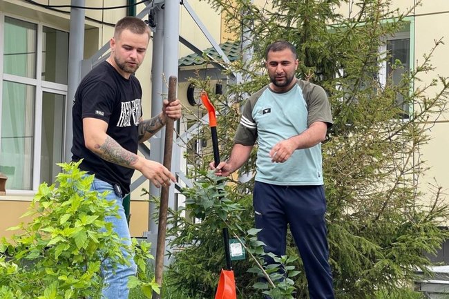 Семейный подряд: в Новом Уренгое провели субботник в детсаду