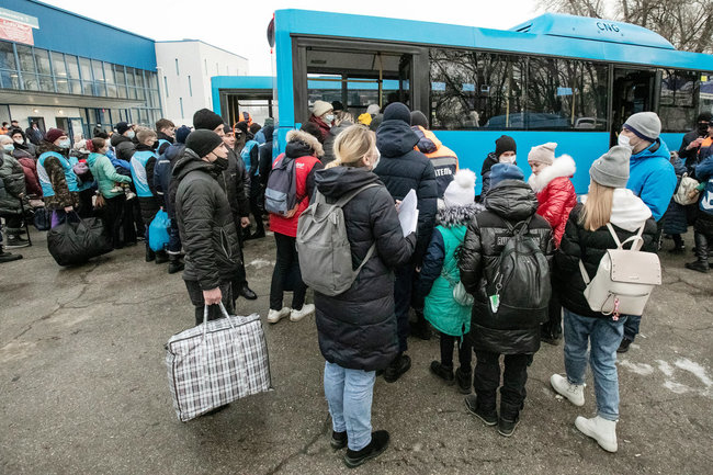 «Холодно, голодно, стреляют»: беженцы из ЛДНР рассказали о причинах переезда