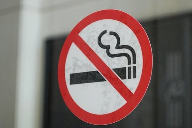 В Госдуме предлагают запретить курение на остановках и у магазинов