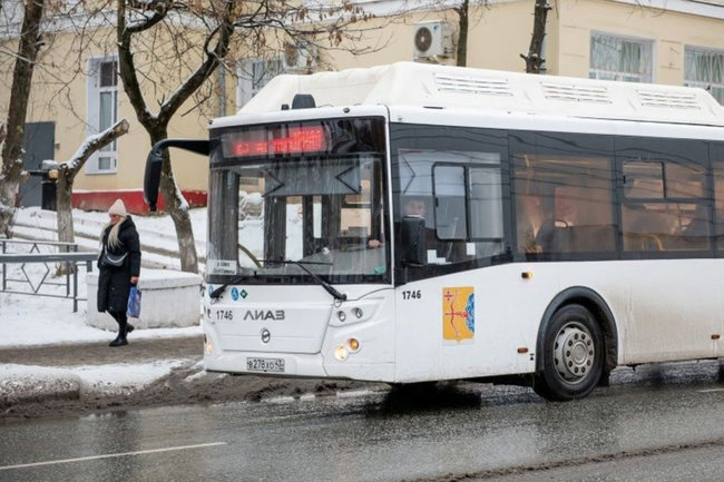 На Урале автобус с пассажирами наехал на женщину на остановке