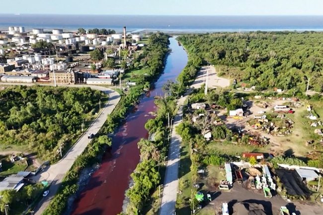 Жители Аргентины пожаловались на кровавый ручей