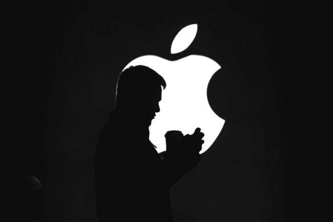 В российских магазинах убирают фирменные витрины Apple