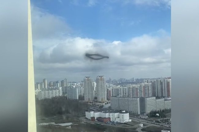 «Кальян на зимней резине»: москвичи увидели странное кольцо из дыма в небе