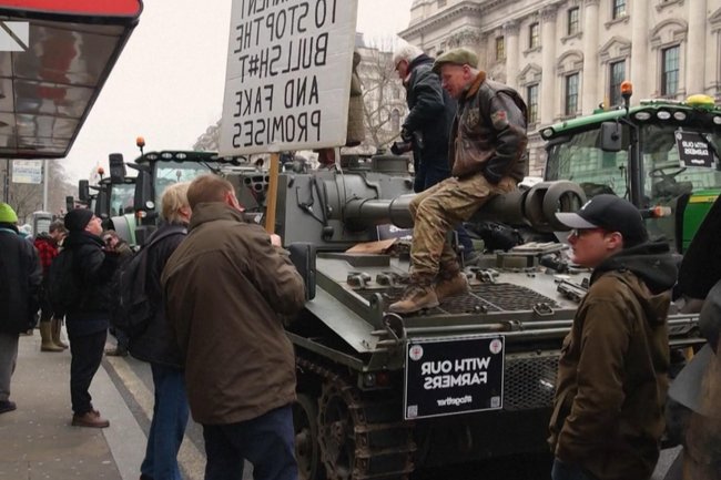 В центре Лондона фермеры устроили протест на тракторах и танках