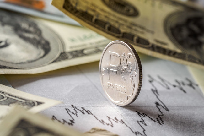 Рубль укрепляют за счет риска граждан и продавцов – Собчак