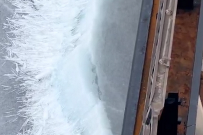 Экипаж ледокола поддал ямальцам ледяной прохлады. Видео