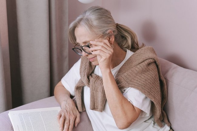 женщина пожилая женщина пенсионер предпенсионер пенсионерка предпенсионерка пенсия отдых чтение досуг