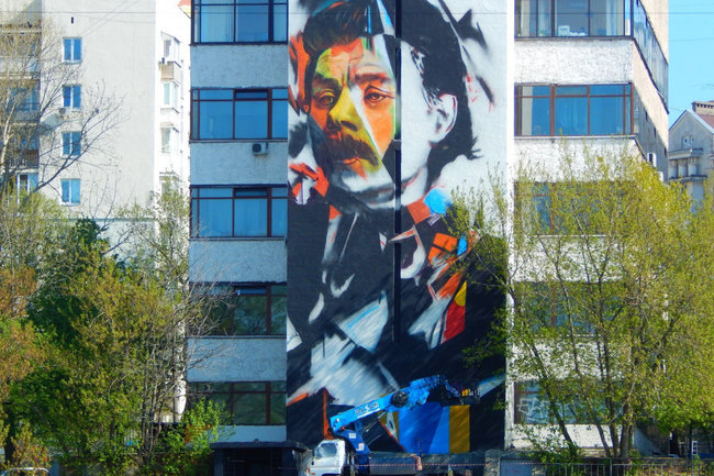 Портрет Максима Горького появился на стене здания в Нижнем Новгороде