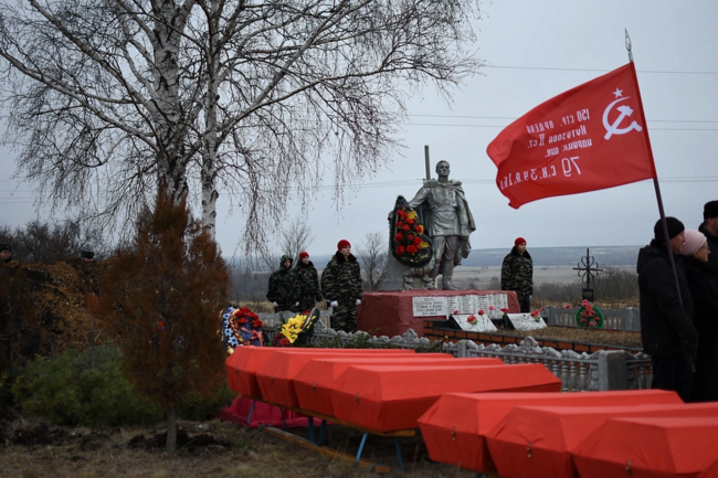 Погребение останков красноармейцев, найденных поисковиками, Курская область