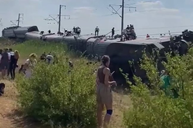 Под Волгоградом сошел с рельсов пассажирский поезд, более 140 человек пострадали