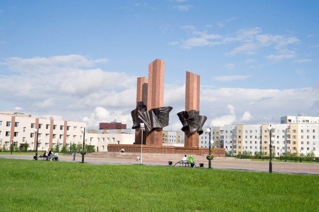 В Новом Уренгое приводят в порядок площадь Победы