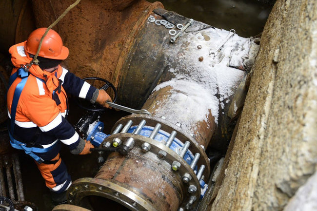 В Надыме проводят капитальный ремонт водопроводных труб
