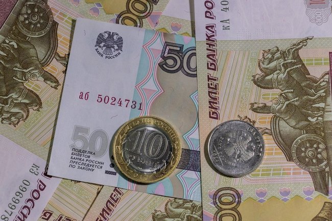 Раскрыты причины падения рубля к евро и доллару