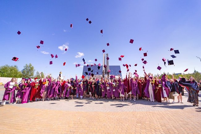 ​Более 120 выпускников СурГУ отличились в учебе