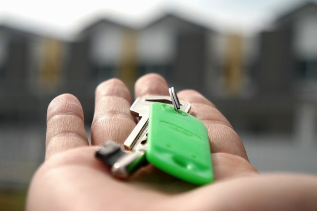 Власти ХМАО вручили сироте ключи от квартиры в новом доме