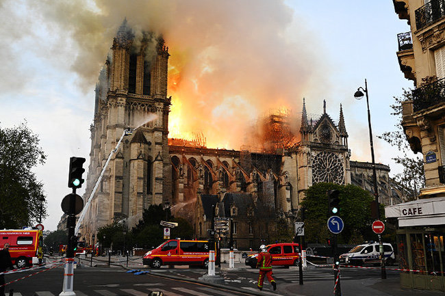 «Страшное знамение» – в РПЦ прокомментировали пожар в соборе Нотр-Дам