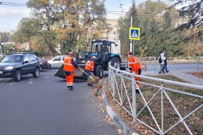 35 человек убирают мусор на дорогах Курска