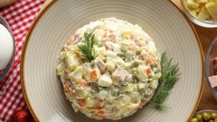 Душевные рецепты советской кухни: оливье, заливное, орешки и не только