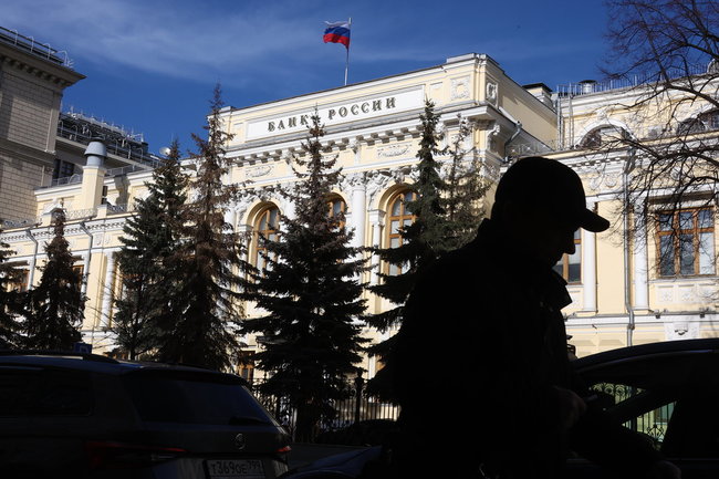 Центробанк мягко стравливает пар из окрепшего рубля